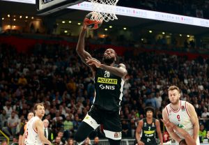 SJAJNO POLUVREME CRNO-BELIH: Partizan precizan sa svih pozicija, domaćin odbio nalete Italijana! (FOTO)