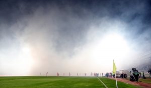 PREKINUT MEČ U HUMSKOJ: Tribine praktično gore, sudija povukao igrače sa terena! (VIDEO)