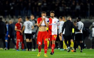 NAVIJAČI PONOVO MALTRETIRALI IGRAČE: Vođa Firmaša postrojio fudbalere Vojvodine, skidanje dresova neizbežno! (VIDEO)