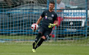 SKANDAL NA MEČU SLOBODE I RADNIČKOG: Golman doživeo ozbiljnu povredu, potom nasrnuo na navijače! (VIDEO)