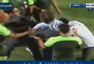 BIVŠEG TRENERA ZVEZDE OBEZBEĐENJE IZNELO SA TERENA: Portugalac poludeo zbog crvenog kartona, pa se zaleteo da bije sudiju! (VIDEO)