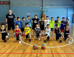 EGZOTIČNA KOŠARKAŠKA AVANTURA U KINI I RAZBIJANJE PREDRASUDA: Uroš Živković za HotSport o razlikama u odnosu na Srbiju, Jokiću i životu u Aziji!