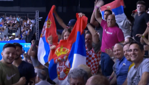 ĐOKOVIĆ I ČILIĆ ZBLIŽILI DVA NARODA: Devojke u hrvatskim dresovima mašu srpskom zastavom! (VIDEO)