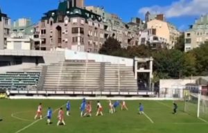 FUDBALSKA SRBIJA BRUJI O OVOM POGOTKU: Neverovatan gol na utakmici mlađih pionira – Runi jesi li to ti!? (VIDEO)