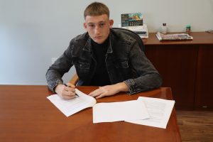 ČUKARIČKI NASTAVLJA TRADICIJU AFIRMISANJA MLADIH IGRAČA: Koloni potpisao profesionalni ugovor!