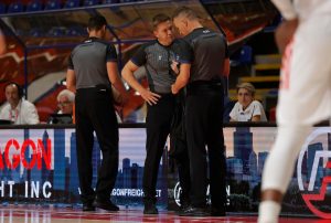 POGLEDAJTE TRENUTAK KADA SU SUDIJE PREKINULE UTAKMICU ZVEZDE: Sve zbog skandiranja Damiru Javoru! (VIDEO)