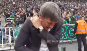 OGLASIO SE PARTIZANOV DOKTOR: Pogođen je flašom, ali poručuje – „Srećom pogodila me u leđa, ne u glavu!“