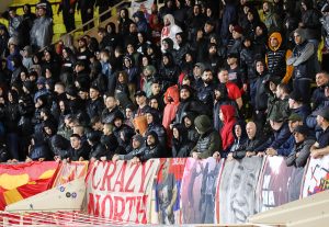 ZVEZDA TONE KA ELIMINACIJI, ALI DELIJE NE POSUSTAJU: Fantastična podrška navijača za fudbalere Crvene zvezde! (VIDEO)