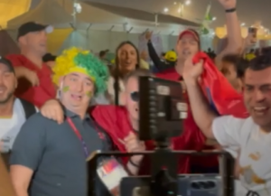 POKUŠAO JE, ALI NIJE MOGUĆE: Brazilski novinar nije mogao da izveštava od srpskih navijača pa se priključio skandiranju Aleksandru Mitroviću! (VIDEO)