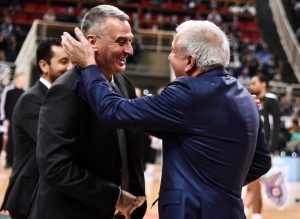 PRIJATELJSKI POZDRAV OBRADOVIĆA I RADONJIĆA: Bivši trener Zvezde dočekao najtrofejnijeg u Evropi sa osmehom! (FOTO)