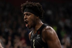 KAKO JE LEDEJ UTIŠAO ATINU: Spasao je loptu iz auta, a potom i snažno zakucao! (VIDEO)