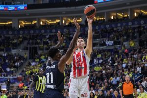 FENERBAHČE TROJKAMA IZREŠETAO ZVEZDU: Crveno-beli potpuno pali u drugom poluvremenu i zabeležili još jedan poraz!