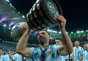 OVAKO IZGLEDA KAD STE BAKSUZ: Agueru se smučio let za Katar! (VIDEO)