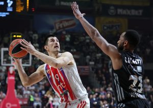 NEKI SE TRESU, A NEKI SLAVE NEVEROVATNOG NEDOVIĆA: Navijači Zvezde kivni na sudije uprkos pobedi! (TVITOVI)