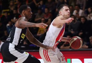 KAKAV DERBI: Sve pršti u Pioniru, Nedović obezbedio prednost Zvedi na poluvremenu! (FOTO)