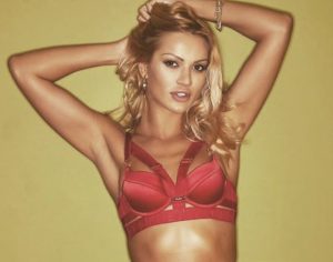 NAJPOZNATIJA SRPSKA PORNO GLUMICA BLISTA U DRESU SRBIJE: Poseban način za reklamu pred Katar! (FOTO) (VIDEO)