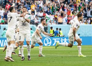 VELIKA PODRŠKA ZA „ORLOVE“: Legenda jugoslovenskog fudbala posetila reprezentaciju Srbije u Kataru! (FOTO)