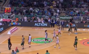 ŠTA SE TO DESILO U GRČKOJ: Pogođen Partizanov lekar – reklame u terenu i laseri upereni u Kevina Pantera! (VIDEO)