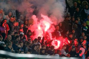 KAKO JE OVO MOGUĆE!?: U Humskoj svi ostali šokirani – deca palila baklje na utakmici! (FOTO)