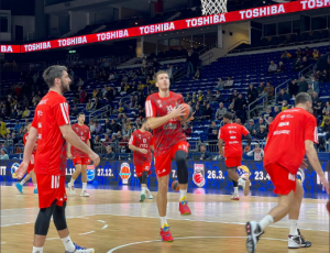 MEČ U BERLINU KASNIO SKORO 10 MINUTA: Sudija produžio zagrevanje, poznat je i razlog! (FOTO)