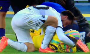 STRAVIČNA POVREDA ČUVARA MREŽE: Veliki problem za selektora, golman zbog preloma noge propušta Mundijal! (VIDEO)