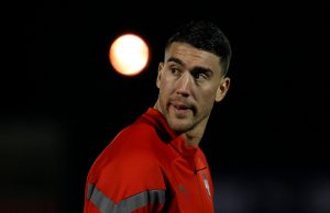 NAVIJAČI POLUDELI ZA VLAHOVIĆEM: Srpskog napadača spašavala policija! (VIDEO)