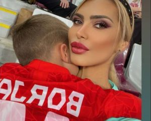 OGLASILA SE SNEŽANA BORJAN: U zagrljaju sin, a na stadionu konstantna vređanja i provokacije! (FOTO)