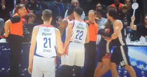 TEODOSIĆ SE ZALETEO NA SUDIJU: Javor ga odmah poslao u svlačionicu! (VIDEO)
