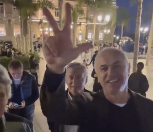 FANTASTIČNA ATMOSFERA U MONAKU: Najpoznatiji srpski telohranitelj bodri crveno-bele, našao se u društvu Zvezdinih legendi i generalnog direktora! (VIDEO)