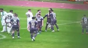 HAOS U CRNOJ GORI: Saigrači se potukli oko toga ko će da izvede penal! (VIDEO)