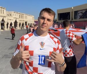 OVO ĆE DEFINITIVNO NEKE RAZBESNETI, A NEKE ODUŠEVITI: Srpski čuveni Jutjuber u dresu Hrvatske u Kataru! (VIDEO)