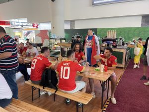 HOTSPORT U KATARU: Organizovali smo predigru večerašnje utakmice – Sjajna atmosfera vlada među navijačima! (FOTO) (VIDEO)