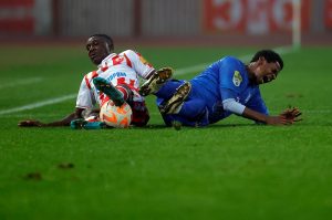 DIVLJAČKI START KAPITENA GOSTIJU: Sreća spasila prelom noge Zvezdinog fudbalera! (VIDEO)