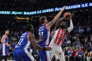 ZVEZDA SPREMILA ‘POKLON’ NAVIJAČIMA ZA NOVU GODINU: Italijan iz Efesa pravo na Mali Kalemegdan! (FOTO)