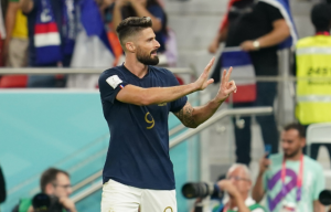 (POLUVREME) POLJACI MOGLI DA POVEDU PA ŠOKIRANI: Žiru doveo Francusku u vođstvo rekordnim golom! (VIDEO)