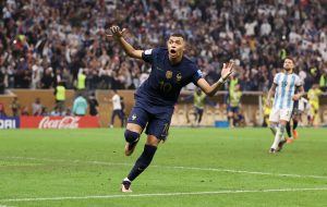 PROCURIO SNIMAK IZ SVLAČIONICE FRANCUSKE: Mbape na poluvremenu bio žestoko ljut na saigrače! (VIDEO)