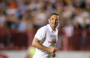 OVAKO JE IZGLEDALA MIHINA OPROŠTAJNA UTAKMICA: Figo, Ibra, Deki Stanković i ostali ispratili su tada sa Karađorđa Sinišu u penziju! (VIDEO)