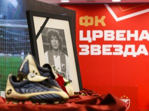 ZVEZDA SE OPROSTILA OD MIHE: Na Marakani održana komemoracija povodom smrti Siniše Mihajlovića – Dragan Džajić govorio kroz suze! (FOTO) (VIDEO)