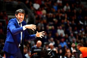 TRENER VALENSIJE SVESTAN ŠTA GA ČEKA: „U Beogradu glasna publika gura svoje igrače!“