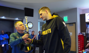 MAGIČNO VEČE ZA JOKIĆA: Posle istorijske partije Srbin postao prvi vlasnik nagrade „Majkl Džordan“! (VIDEO)