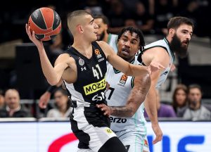 PARTIZAN SE PROBUDIO PRED POLUVREME I POVEO: Skok pravio problem crno-belima, ali je šut proradio!