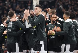 ARENOM SE ORI U ČAST POVREĐENOG BEKA: ‘Silo*o si Zvezdu Aleksa!’ (VIDEO)