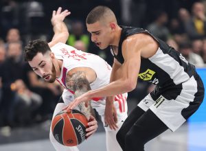 CRVENO-BELI IMAJU POSEBNU PODRŠKU U HALI: Legendarni reprezentativac došao da podrži voljeni klub! (FOTO)