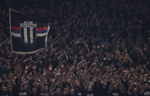 GROBARI NAPRAVILI HAOS POSLE UTAKMICE: Navijači Partizana kamenovali automobil Ostoje Mijailovića!