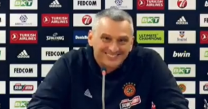 OVO JE BIO KLASIČAN RADONJIZAM: Novinar postavio pitanje, a Dejan Radonjić odgovorom od dve reči zasmejao sve! (VIDEO)