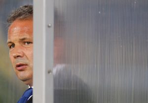 ZVEZDINA DELEGACIJA NA OPROŠTAJU OD SINIŠE: Položili dres Crvene zvezde na Mihajlovićev kovčeg! (FOTO) (VIDEO)