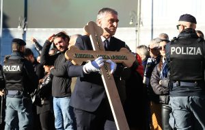 FUDBALSKE LEGENDE PRISTIŽU: Hiljade ljudi se opraštaju od Siniše Mihajlovića! (FOTO) (VIDEO)