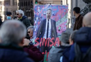 POTRESNA SCENA IZ RIMA: Dejan Stanković i Roberto Manćini uplakani iznose kovčeg Siniše Mihajlovića! (VIDEO)