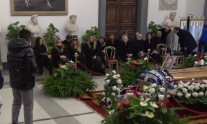 VEČNI GRAD SE OPRAŠTA OD SINIŠE: Ljudi iz celog sveta odaju počast Mihajloviću, ozalošćena porodica oko kovčega (VIDEO)