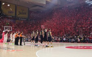 SPEKTAKULARNA KOREOGRAFIJA DELIJA: Crveno-beli papirići leteli Pionirom, utakmcia kasnila! (FOTO)